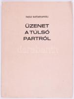 Santarcanegli, Paolo: Üzenet a túlsó partról.    Békéscsaba, 1980. Megyei Könyvtár. 7 sztl. lev. Megjelent a Békés Megyei Könyvtár bibliofil sorozatának kiadásában. Illusztrálta Enrico Paulucci. Számozott, aláírt példány, (195/250). Fűzve, kiadói borítóban.