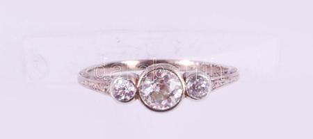 Arany (Au) gyűrű, 14k, benne egy cca 0,3ct és 2 darab cca 0,05-0,07ct méretű gyémánttal, m: 49, jelz...