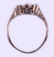 Arany (Au) gyűrű, 14k, benne egy cca 0,3ct és 2 darab cca 0,05-0,07ct méretű gyémánttal, m: 49, jelz...