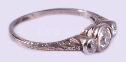 Arany (Au) gyűrű, 14k, benne egy cca 0,3ct és 2 darab cca 0,05-0,07ct méretű gyémánttal, m: 49, jelz...