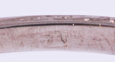 Arany (Au) gyűrű, 14k, benne egy cca 0,3ct és 2 darab cca 0,05-0,07ct méretű gyémánttal, m: 49, jelz...