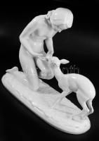 cca 1950 Hutschenreuther őzikét etető fiatal lány. Fehérmázas porcelán, jelzett, őzlábnál gyári tűzh...