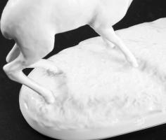 cca 1950 Hutschenreuther őzikét etető fiatal lány. Fehérmázas porcelán, jelzett, őzlábnál gyári tűzh...