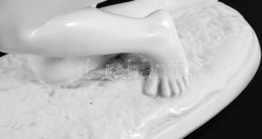 cca 1950 Hutschenreuther őzikét etető fiatal lány. Fehérmázas porcelán, jelzett, őzlábnál gyári tűzh...