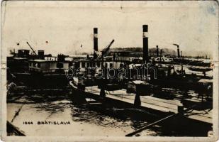1933 Pozsony, Pressburg, Bratislava; gőzhajók, kikötő / steamships, port. photo (lyukak / pinholes)