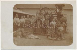 Nagyszered, Nagyszredistye, Veliko Srediste; cséplés gőzgéppel / treshing with steam treshing machine. photo (EB)