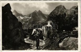 Tátra, Vysoké Tatry; túrázó felszereléssel / Cierny stít, Kolovy stít, Jestrabí veza z cesty k Zelenému Plesu. Foto Dr. Procházka / hiker with his equipment