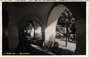 1942 Beszterce, Bistritz, Bistrita; Búza sor / Kornmarkt / street view, market (ragasztónyomok / glue marks)
