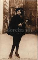 Nagyszalonta, Salonta; 'Brumbrum Ödrögkapitány'. Zsák Jenő felvétele / lady. photo (vágott / cut)