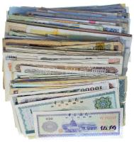 Vegyes ~285db-os külföldi bankjegytétel, közte: Kína, Oroszország, Tunézia, Románia, Bhután, India, Argentína, Törökország, Lngyelország, Irak, Franciaoszág, Egyiptom, Zimbabwe, Németország T:vegyes Mixed ~285pcs foreign banknote lot, within: China, Russia, Tunisia, Romania, Bhutan, India, Argentina, Turkey, Poland, Iraq, France, Egypt, Zimbabwe, Germany C:mixed