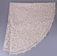 1860-1900 között, 3 darab csipke terítő, néhol folttal, 90x90 cm, 240x32 cm, d: 92 cm. Ritka gyűjtői darabok!