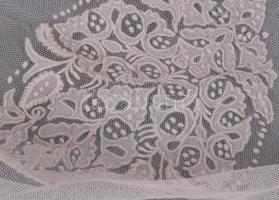 1860-1900 között, 3 darab csipke terítő, néhol folttal, 90x90 cm, 240x32 cm, d: 92 cm. Ritka gyűjtői...