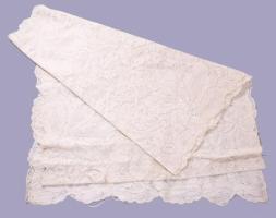 Brüsszeli csipke. 1860-1900 között, 240x50 cm, néhol folttal. Ritka!