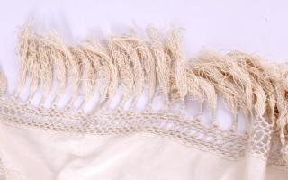 Kalocsai fehérhímzéses terítő. 1860-1900 között, cca 170x55 cm. Ritka!