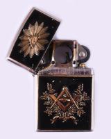 Szabadkőműves témájú öngyújtó, fém, 5,5x4 cm