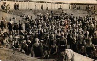 Hajdúszoboszló, strand, fürdőzők csoportképe. Petrányi Pál felvétele. photo (fl)