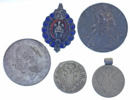 Vegyes: Belgium 1958. "Munka Kitüntetés, ezüst fokozat" ezüstözött, zománcozott kitüntetés, korona és szalag nélkül; 1908. 20kr mintájára készült fém játékpénz magyar és román, "Veretett 1909. évben ezüstözött" felirattal, medállá alakítva, 1909. 20kr mintájára készült fém játékpénz magyar és román, "Veretett 1909. évben ezüstözött" felirattal valamint egy emlékérem és egy hamis ecuadori Fe érme T:vegyes