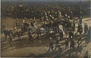 1906 Budapest VII. Keleti pályaudvar, Rákóczi és bujdosók hamvainak hazahozatala, főhivatalnokok felvonulása díszmagyar öltözetben. Békei Ödön photo (fl)