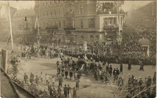 1906 Budapest VI. Bajcsy-Zsilinszky út és Andrássy út sarka, Rákóczi és bujdosók hamvainak hazahozatala, főhivatalnokok felvonulása díszmagyar öltözetben, Takarékpénztár, Fonciére Pesti Biztosító, vendéglő, étterem. Békei Ödön photo (EK)