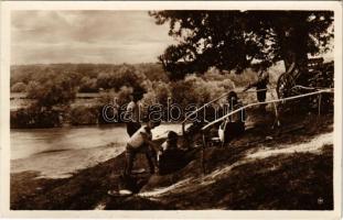 Konyha az Ipoly partján. IV. sz. Budai Ifjúsági Kongregátiók cserkészcsapata kiadása / Hungarian scouts on an excursion (EK)