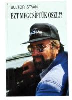 Bujtor István: Ezt megcsíptük Oszi.!? A szerző, Bujtor István (1942-2009) Balázs Béla-díjas színész, filmrendező, forgatókönyvíró, által Jálics Kinga (1943-2019) kulturális újságíró, szerkesztő részére DEDIKÁLT példány. [Bp.,1992], Bujtor Film Kft., 142+1 p. Fekete-fehér fotókkal illusztrált. Kiadói papírkötés.