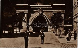 Budapest I. Alagút, Budai Váralagút, közlekedési rendőr, autóbusz, újságos pavilon, hirdetőoszlop, reklámok