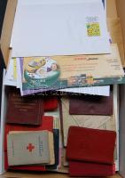 Vegyes papírégiség tétel: igazolványok, borítékok, menetjegyek, élelmiszerjegyek, egyéb kis nyomtatv...