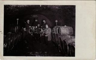1903 Villány, borkóstolás próbagyertyákkal egy villányi pincében. photo (r)