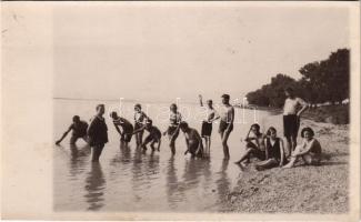 1930 Sződ, Dunaparti strand, fürdőzők. photo