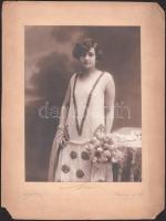 1926 Fiatal lány portréja, nagyméretű, kartonra kasírozott fotó Herz Henrik budapesti műterméből, ceruzával jelzett, sérült karton, 23x17 cm, karton: 32x24 cm