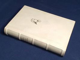 Goethe, [Johann Wolfgang von]:  Utazás Itáliában. Fordította Rónay György. (Számozott.) (Budapest), 1961. Magyar Helikon Könyvkiadó (Kossuth Nyomda). 437 + [7] p. + 5 t. (színes). Könyvgyűjtők számára készült bibliofil kiadás. Kolofon: "Kötetünket a Hans Timotheus Kroeber által gondozott, a lipcsei Insel Verlagnál 1913-ban megjelent "Goethes Italienische Reise" című műből válogatta és a jegyzeteket írta Rónay György. A fordítást az eredetivel egybevetette és az utószót írta Vajda György Mihály. A rajzokat a "Handzeichnungen von Goethe" (Insel Verlag, Lipcse) című kiadványból vettük át. A kötésterv és tipográfia Szántó Tibor munkája. Készült a Kossuth Nyomdában, offset papíron Bodoni betűvel, 5700 példányban. Ebből 700 példány bőrkötésben, számozva. Ez a könyv az 545. számú példány". Az érett korszakába lépő Goethe a forradalom előtti években, 1786-1788-ban utazta be Itáliát. Több dráma, egy erotikus versciklus, valamint színes vázlatok sora az út eredménye. Forradalom előtti jegyzetei alapján évtizedekkel később írta meg útirajzát, mely eredeti nyelven először 1829-ben látott napvilágot. Aranyozott, illusztrált, álbordás, vaknyomásos kiadói bőrkötésben, színes festésű lapszélekkel. Jó példány.