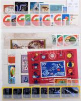 Modern magyar készlet, 17 db főleg A/4 berakó gyűjteményekkel, gyűjteményrészekkel, tételekkel hullámkarton ládában. Nagyon magas katalógus érték!!