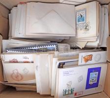 Hatalmas modern magyar több példányos FDC tétel hullámkarton ládában. Érdemes megnézni!!