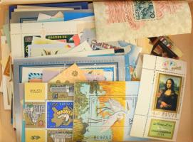 Kb 100 db postatiszta magyar blokk, emlékív lapos dobozban az 1940-1992 közötti időszakból