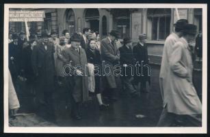 cca 1950 Népi demokratikus felvonulás Győrben, fotó Konok Tamás pecsétjével, 8,5×13,5 cm