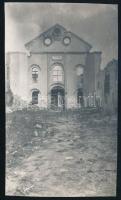 1915 A szétlőtt zborói (Felvidék) zsinagóga, fotó Pásztor Árpád újságíró hagyatékából, 14×8 cm