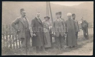 cca 1912 A török kormányzóság képviselői vendégekkel Ada-Kaleh szigetén, a fotót készítő Pásztor Árpád újságíró (Est) hagyatékából, hátoldalon feliratozva, 9×14 cm
