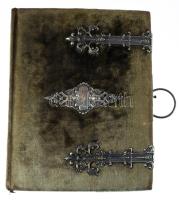 ca 1860-1870 Fotótörténeti gyűjtemény 130 db kiváló állapotú vizitkártyával és kabinetfotóval, mind magyar fényképészek műtermeiből, beazonosítani való nemes urakkal és hölgyekkel, korabeli fém veretes plüss albumban. Nagyon szép anyag!