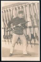 1933 Szuronyos puskás mozdulatgyakorlat, egy katonai iskola fegyvertermében, fotó szép állapotban, 14×9 cm