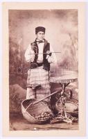 ca 1870 Román gesztenyeárus. Vizitkártya fotó C. Szathmari bukaresti műterméből. 9x6 cm /  ca 1860 Romanian chestnut vendor CDV photo from C. Szathmari's studio in Bucharest. 9x6 cm   Szathmári Papp Károly -  Carol Popp de Szathmári, (1812-1887): Erdélyi származású festő és fotográfus, a kelet-európai fotótörténet egyik legjelentősebb alakja. A világ egyik első haditudósító fotósa (krími háború, 1853-56) Udvari fotográfus volt Bukarestben, a román fejedelmi és királyi udvar megbecsült alkotója, úttörő szerepet játszott a népviseletek, társadalmi típusok és kelet-európai kultúra fényképes dokumentálásában, Művei ma múzeumokban (pl. Bukarest, Bécs, Párizs) szerepelnek. Szathmari esetében egy ilyen vizitkártya nem egyszerű műtermi portré, hanem tudatosan komponált, dokumentáló jellegű felvétel, amely hidat képez a művészi fotográfia és a korai néprajzi ábrázolás között.  Carol Popp de Szathmári, (1812-1887): A painter and photographer of Transylvanian origin, one of the most significant figures in the history of Eastern European photography. One of the world's first war correspondent photographers (Crimean War, 1853-56). He was a court photographer in Bucharest, a respected artist of the Romanian princely and royal courts, and played a pioneering role in the photographic documentation of folk costumes, social types and Eastern European culture. His works are now in museums (e.g. Bucharest, Vienna, Paris). In Szathmári's case, such a business card is not a simple studio portrait, but a consciously composed, documentary-style shot that forms a bridge between artistic photography and early ethnographic depiction.