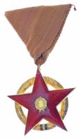 1957. "Vörös Csillag Érdemrend" aranyozott, zománcozott bronz kitüntetés mellszalagon T:AU,XF zománchiba Hungary 1957. "Order of The Red Star" gilt, enamelled bronze decoration on ribbon C:AU,XF enamel error NMK 611.