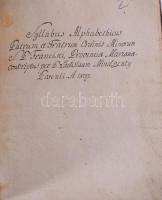1809 Pozsony, a Szűz Máriáról nevezett ferences rendtartomány atyáinak és testvéreinek betűrend szerinti lajstroma, Mindszenty László (1776-1845) ferences szerzetes által összeállítva (Syllabus Alphabethicus Patrum, et Fratrum Ordinis Minorum S. P. Francisci Provinciae Marianae conscriptus per P. Ladislaum Mindszenty), kb. 40-50 kézzel beírt oldalon, latin nyelven. Kartonált papírkötésben, kissé viseltes, sérült, foltos borítóval.