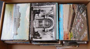 350 db modern fekete-fehér és színes városképeslap, külföldi és magyar vegyesen