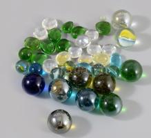 Üveggolyók és dekor üvegek.