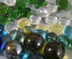 Üveggolyók és dekor üvegek