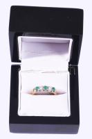 Arany (Au) gyűrű, 18k, benne 2 darab 0,2ct-os gyémánt és 3 darab cca 0,18ct-os smaragd, m: 54, jelzett, bruttó 4,7g