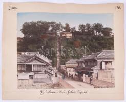 ca 1890 Kusakabe Kinbei, (1841-1932) Japán, Yokohama / divatárú kereskedő Cholnoky Jenő magyar földrajztudós és utazó által feliratozott fotó kétoldalas fotó 33x26 cm    Kusakabe Kinbei - a japán fotográfia klasszikusa Kusakabe Kinbei (1841-1932) a Meidzsi-kor legismertebb japán fotográfusai közé tartozik. Kézzel színezett albumin fotóiról világszerte ismert. munkái ma a British Museum, Smithsonian, Getty gyűjteményeiben szerepelnek. S      ca 1890 Kusakabe Kinbei, (1841-1932) Japan, Yokohama /Accesories vendor photo captioned by geographer and traveler Jenő Cholnoky double-sided photo 33x26 cm   Kusakabe Kinbei - a classic of Japanese photography Kusakabe Kinbei (1841-1932) is one of the most famous Japanese photographers of the Meiji period. He is known worldwide for his hand-colored albumen photographs. His works are now in the collections of the British Museum, Smithsonian, Getty.