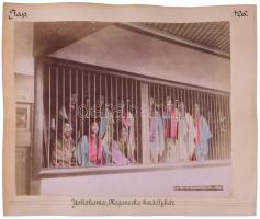 ca 1890 Kusakabe Kinbei, (1841-1932) Japán, Tokió Horikiri vigalmi negyed / Yokohama Maganecho bordélyház Cholnoky Jenő földrajztudós és utazó által feliratozott fotó kétoldalas fotó 33x26 cm Meidzsi-kori japán fotográfia - erotika - társadalomtörténet - magyar tudománytörténeti proveniencia metszéspontja.  Kusakabe Kinbei - a japán fotográfia klasszikusa Kusakabe Kinbei (1841-1932) a Meidzsi-kor legismertebb japán fotográfusai közé tartozik. Kézzel színezett albumin fotóiról világszerte ismert. munkái ma a British Museum, Smithsonian, Getty gyűjteményeiben szerepelnek. Szokásos képei közül kitűnik a jelenlegi alkotás. Tiltott, elhallgatott téma: bordélyház A Meidzsi-kori Japánban a bordélyházak világa: erősen szabályozott, de külföldiek számára egzotikus, fényképen ritkábban, burkoltan ábrázolt téma volt.A Horikiri / Yokohama Maganecho negyed a 19. század végén hírhedt "licensed quarter" volt, elsősorban külföldi utazók, diplomaták, tengerészek által látogatott. /  ca 1890 Kusakabe Kinbei, (1841-1932) Japan, Yokohama brothel / Tokyo Horikiri photo captioned by geographer and traveler Jenő Cholnoky double-sided photo 33x26 cm   Kusakabe Kinbei - a classic of Japanese photography Kusakabe Kinbei (1841-1932) is one of the most famous Japanese photographers of the Meiji period. He is known worldwide for his hand-colored albumen photographs. His works are now in the collections of the British Museum, Smithsonian, Getty. Among his usual images, the current work stands out. Forbidden, silenced topic: brothel In Meiji-era Japan, the world of brothels was a highly regulated, but exotic subject for foreigners, rarely depicted in photographs, and covertly.The Horikiri / Yokohama Maganecho district was a notorious "licensed quarter" at the end of the 19th century, visited primarily by foreign travelers, diplomats, and sailors. /