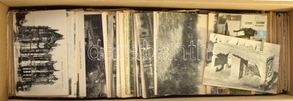 FRANCIAORSZÁG - Kb. 1600 db főleg RÉGI város képeslap dobozban, vegyes minőségben / FRANCE - Cca. 1600 mainly pre-1945 French town postcards in a box, in mixed quality