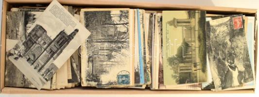 FRANCIAORSZÁG - Kb. 1900 db főleg RÉGI város képeslap dobozban, vegyes minőségben / FRANCE - Cca. 1900 mainly pre-1945 French town postcards in a box, in mixed quality